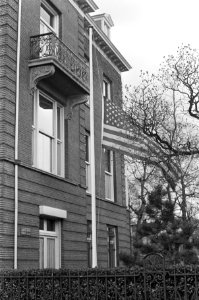 Amerikaanse vlag halfstok in tuin Amerikaans consulaat te Amsterdam (in verband , Bestanddeelnr 921-2381