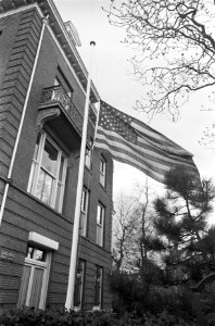 Amerikaanse vlag halfstok in tuin Amerikaans consulaat te Amsterdam (in verband , Bestanddeelnr 921-2380