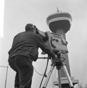 Amerikanen filmen in Rotterdam, het eerste shot, de drie presentators, Bestanddeelnr 915-0861