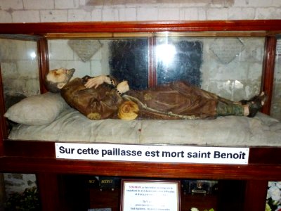 Amettes (Pas-de-Calais, Fr) église Saint-Sulpice, reliquaire lit de mort Saint Benoît