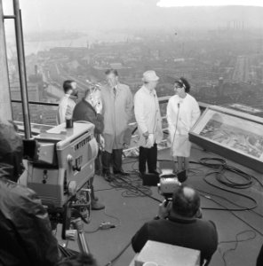 Amerikanen filmen in Rotterdam, het eerste shot, de drie presentators, Bestanddeelnr 915-0859