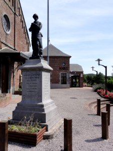 Amfroipret (Nord, Fr) monument aux morts devant la mairie