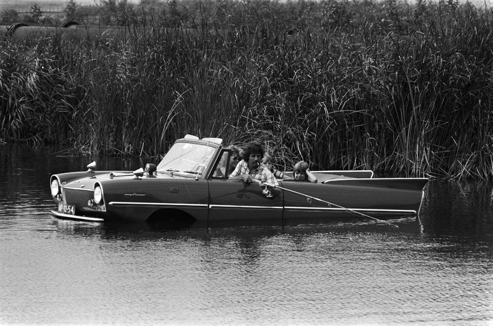 Amfibi-auto met visser in Den Ilp, Bestanddeelnr 929-8656