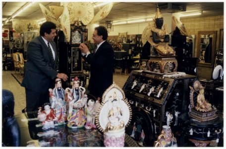 Amin Meileka, eerste secretaris van de Egyptische ambassade (links) is aanwezig bij de opening van Magdy import en export van oosterse goederen. Rechts op de foto eigenaar Hana Nashed. NL-HlmNHA 54036329