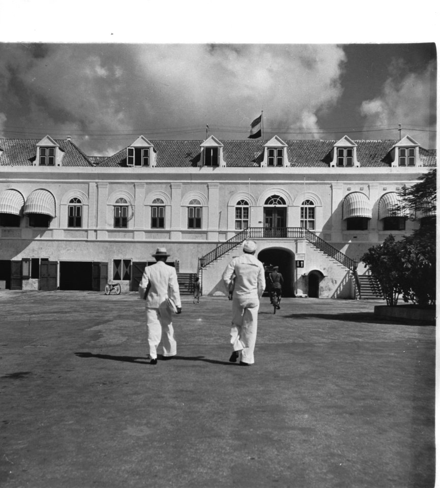 American sailor on his way to Government House at Willemstad. Curaçao. Amerikaa, Bestanddeelnr 935-1411