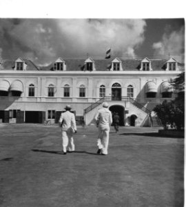 American sailor on his way to Government House at Willemstad. Curaçao. Amerikaa, Bestanddeelnr 935-1411