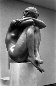 Amerikaanse tentoonstelling in Amsterdam. Een bronzen beeldje Zittende Eva van, Bestanddeelnr 921-5380