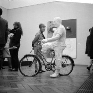 American Pop Art expositie in het Stedelijk Museum, een bezoekster bij een wer, Bestanddeelnr 916-5629