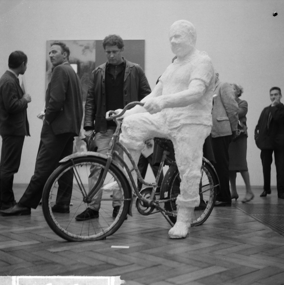 American Pop Art expositie in het Stedelijk Museum, Jan Wolkers bij een werk v, Bestanddeelnr 916-5631