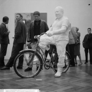 American Pop Art expositie in het Stedelijk Museum, Jan Wolkers bij een werk v, Bestanddeelnr 916-5631