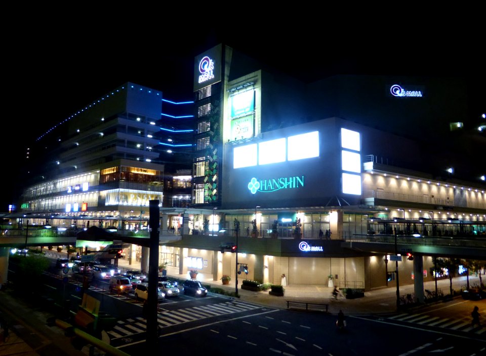 Amagasaki Q's MALL at night