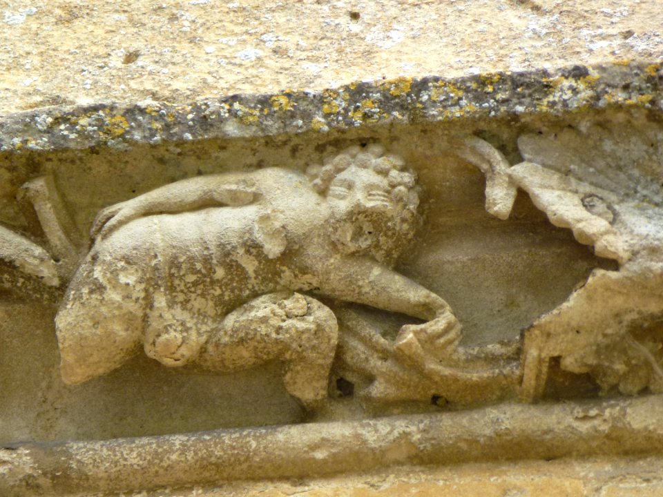 Amagne (Ardennes) église, portail, détail sculpture 05