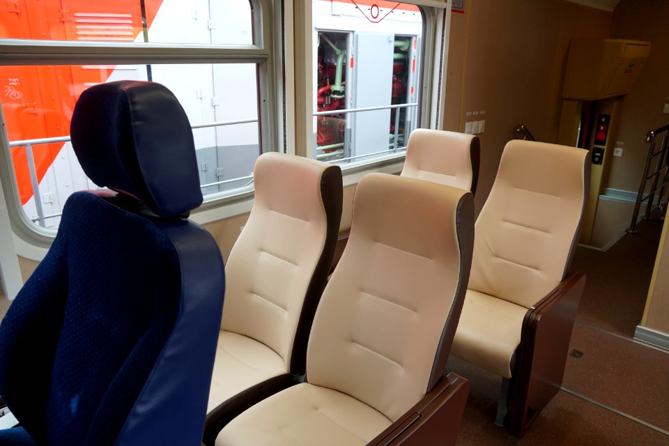 AM140-01 interior - seats 2