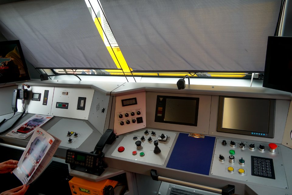 AM140-01 interior - control panel