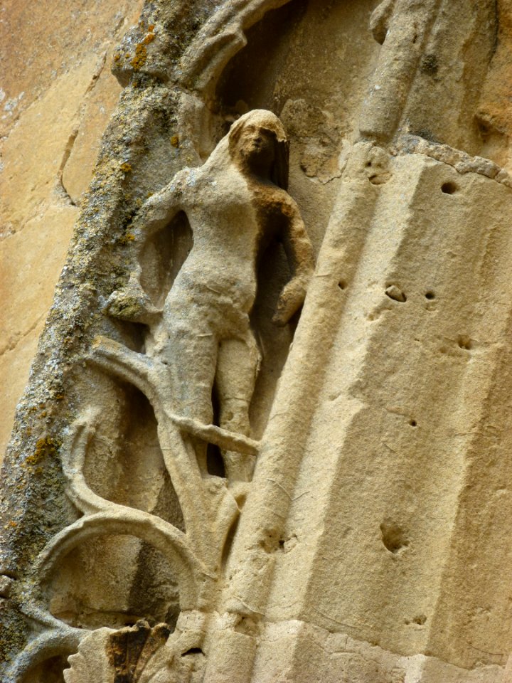 Amagne (Ardennes) église, portail, détail sculpture 02