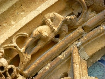 Amagne (Ardennes) église, portail, détail sculpture 03