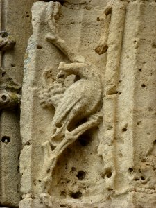 Amagne (Ardennes) église, portail, détail sculpture 01