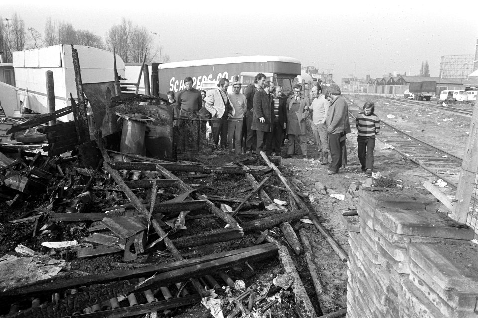 Ambtenaren van bestuurscontacten van Amsterdam bekijken woonwagenkamp van kermis, Bestanddeelnr 925-4532
