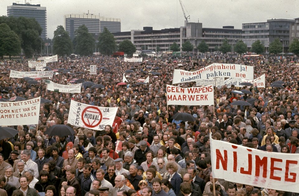 Ambtenaren demonstreren in Den Haag , op Malieveld, Bestanddeelnr 253-8040