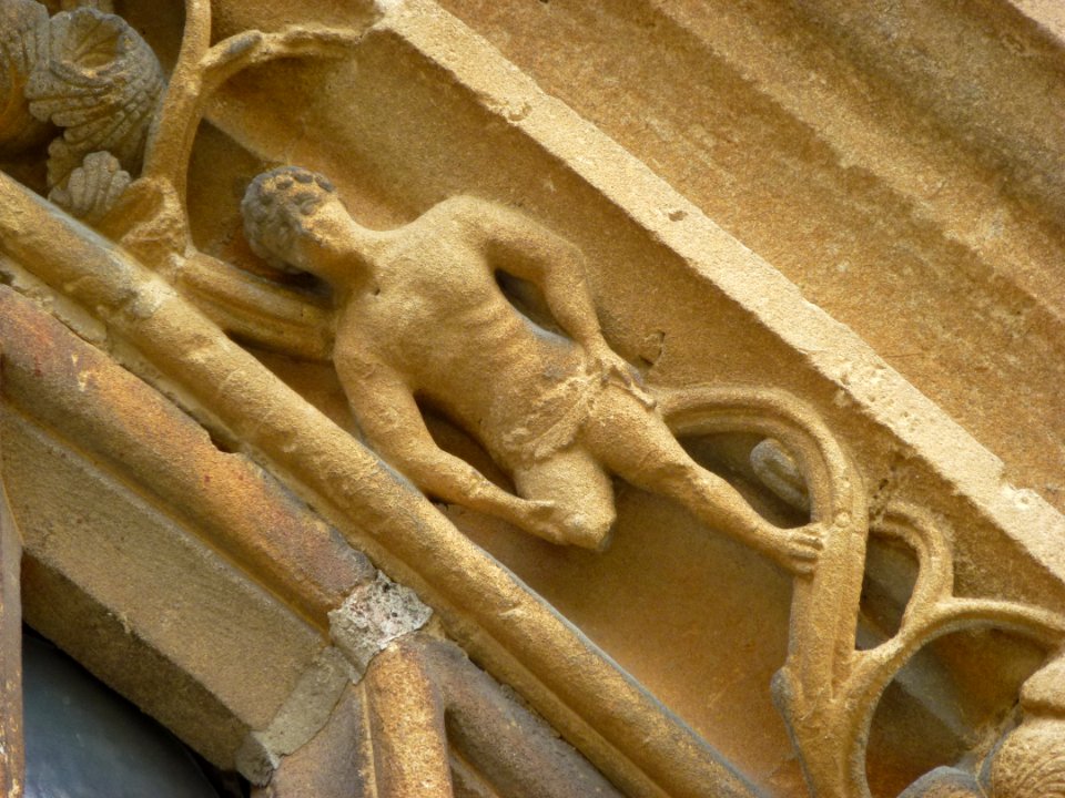 Amagne (Ardennes) église, portail, détail sculpture 04