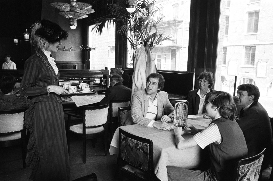 Americain Hotel 100 jaar, koffie voor drie stuivers, links een juffrouw in kledi, Bestanddeelnr 932-0725