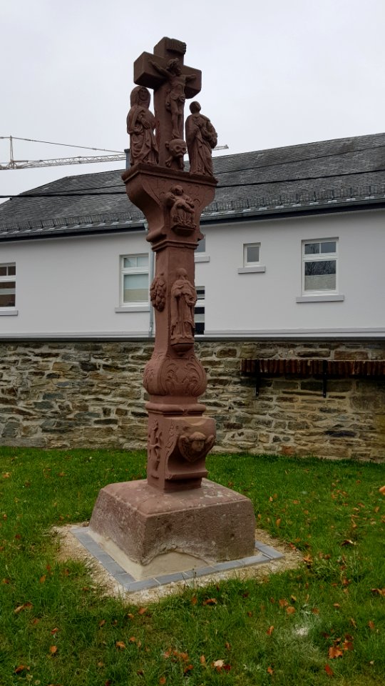Amel-Marktkreuz bei Kirche St. Hubertus (2)