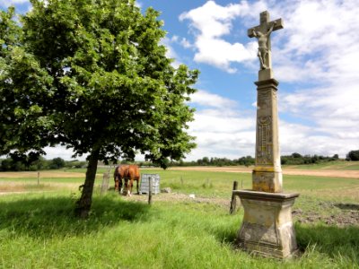 Amenoncourt (M-et-M) paysage avec croix de chemin