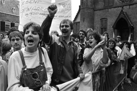 Ambtenaren Gem. Soc. Diensten protesteren op het Binnenhof tegen 1 juli maatrege, Bestanddeelnr 932-9908
