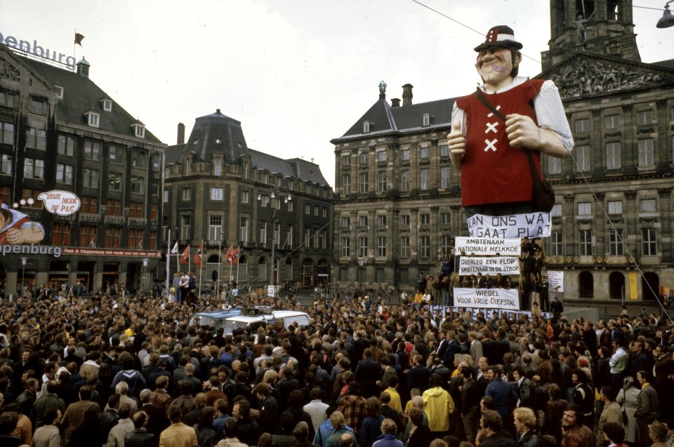 Ambtenaren demonstreren in Amsterdam, rond de Reus op Dam, Bestanddeelnr 253-8042