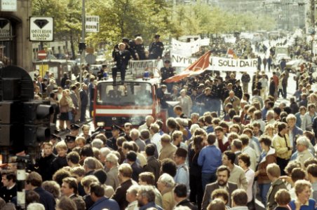 Ambtenaren (met name brandweer) demonstreren in Amsterdam (op Dam) tegen bezuini, Bestanddeelnr 253-8826