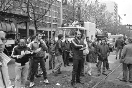 Ambtenaren tussen de gemeentelijke voertuigen, Bestanddeelnr 932-6020