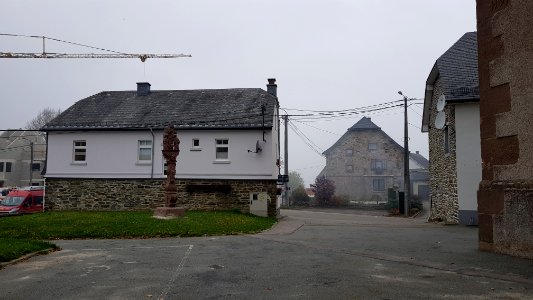 Amel-Marktkreuz bei Kirche St. Hubertus (1)
