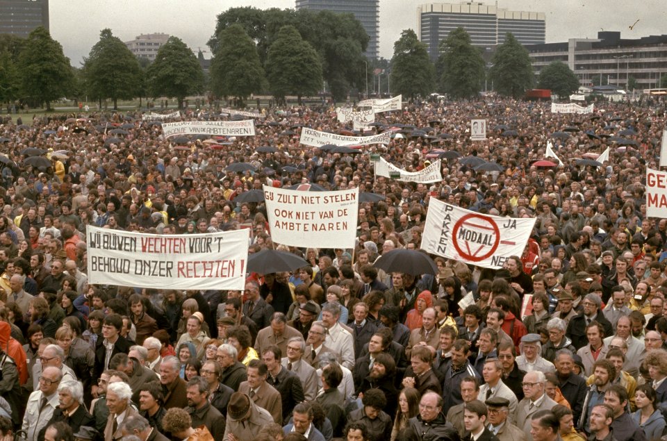 Ambtenaren demonstreren in Den Haag , op Malieveld, Bestanddeelnr 253-8039