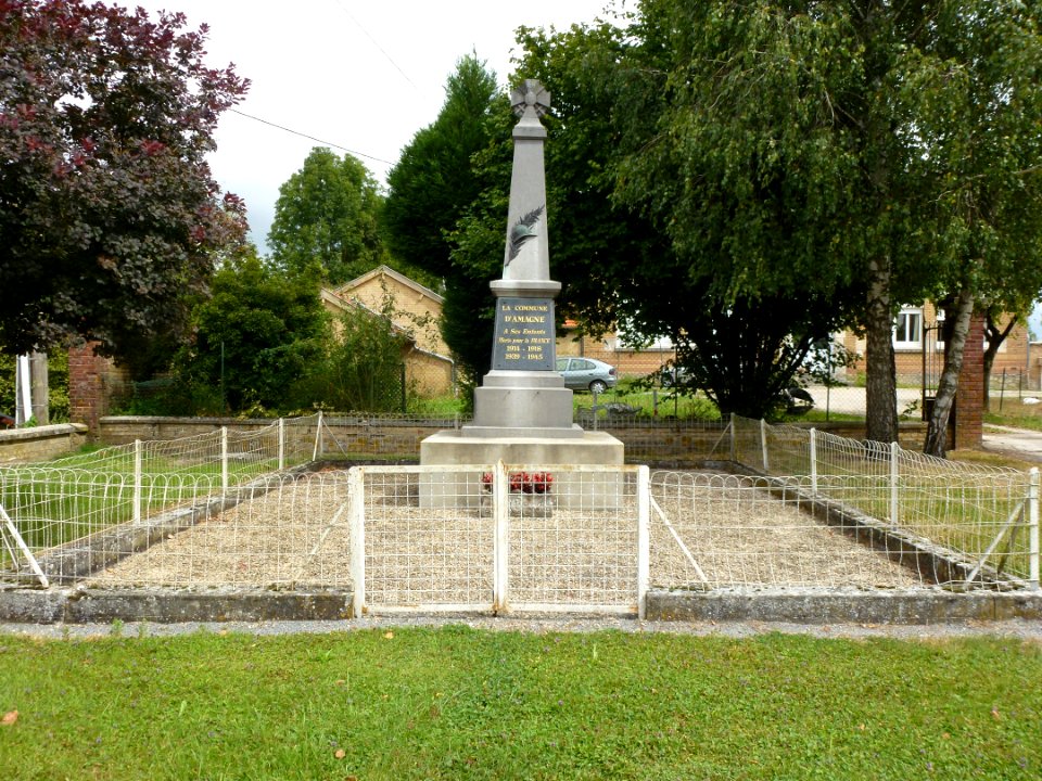 Amagne (Ardennes) monument aux morts