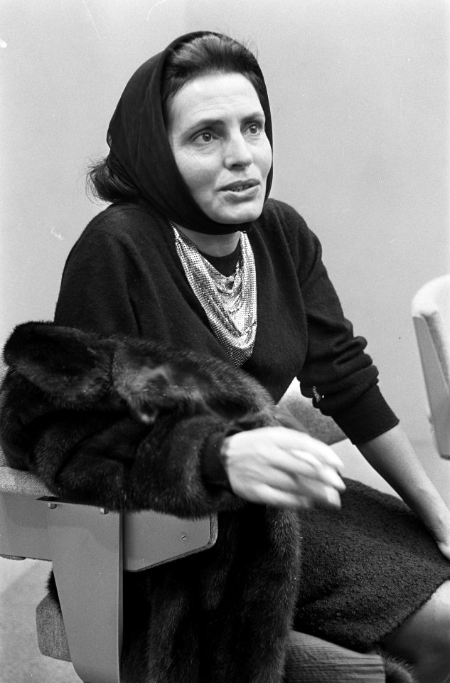 Amalia Rodrigues Portugese fado-zangeres op Schiphol, Bestanddeelnr 916-9840