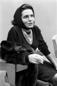 Amalia Rodrigues Portugese fado-zangeres op Schiphol, Bestanddeelnr 916-9840