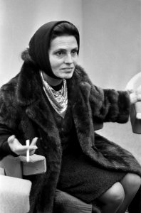 Amalia Rodrigues Portugese fado-zangeres op Schiphol, Bestanddeelnr 916-9841
