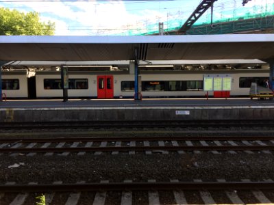 AM Desiro SNCB NMBS en gare de Charleroi-Sud - Vue sur les voies photo