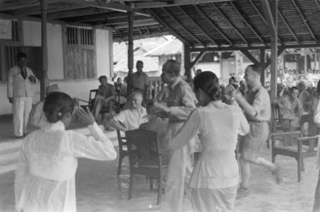 Ambon. Ontvangst mohammedaanse negorij. Dr. C.P.M. Romme, zit op een terras ond…, Bestanddeelnr 138-5-5