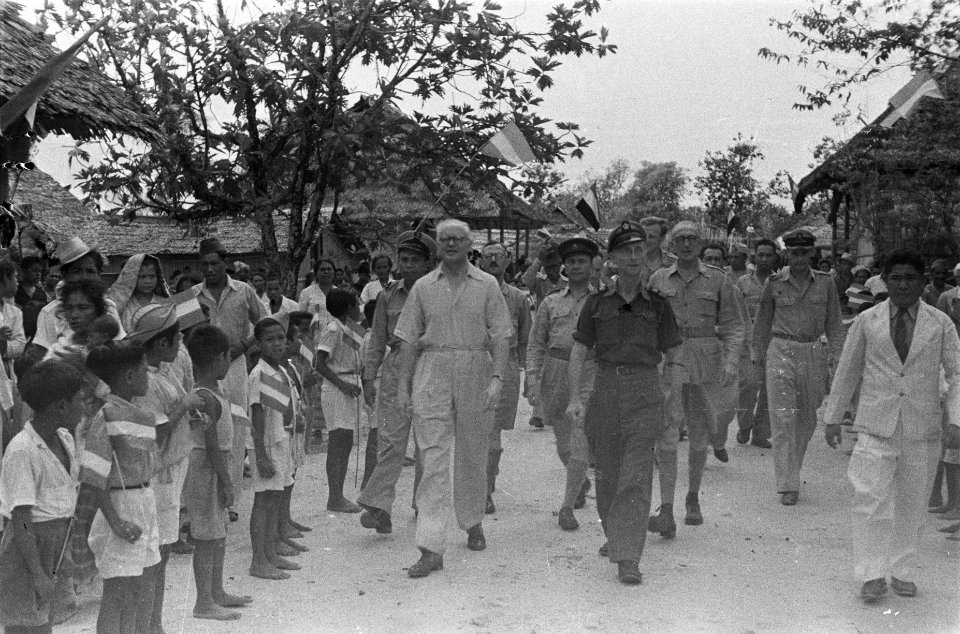 Ambon. Ontvangst mohammedaanse negorij. Dr. C.P.M. Romme in licht overhemd, loo…, Bestanddeelnr 138-5-2