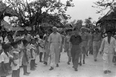 Ambon. Ontvangst mohammedaanse negorij. Dr. C.P.M. Romme in licht overhemd, loo…, Bestanddeelnr 138-5-2