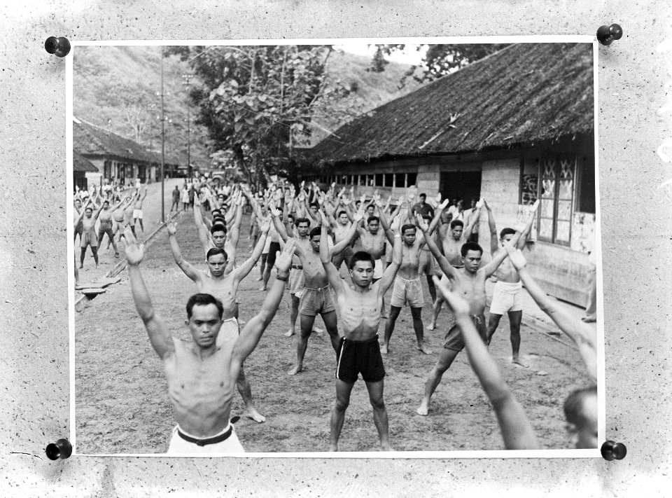 Ambon mannen doen gymanstiekoefeningen, Bestanddeelnr 901-5484