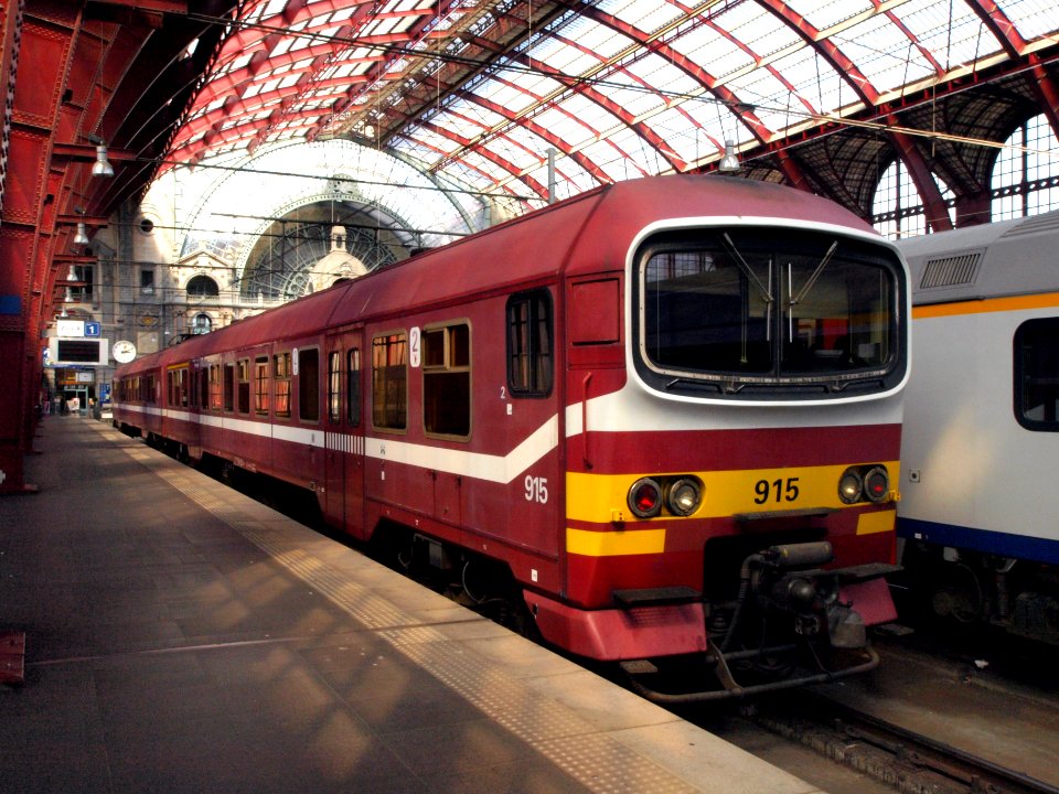 Am86 Train 915 at Antwerp station