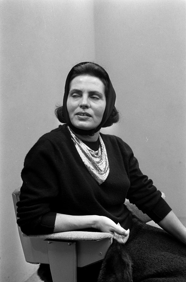 Amalia Rodrigues Portugese fado-zangeres op Schiphol, Bestanddeelnr 916-9842