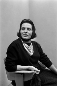 Amalia Rodrigues Portugese fado-zangeres op Schiphol, Bestanddeelnr 916-9842