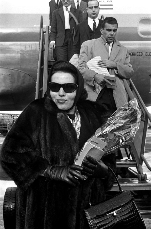 Amalia Rodrigues Portugese fado-zangeres op Schiphol, Bestanddeelnr 916-9845