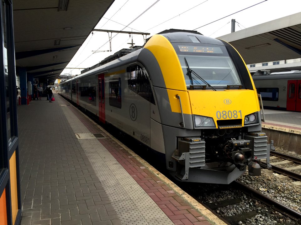 AM08 en gare de Charleroi-Sud