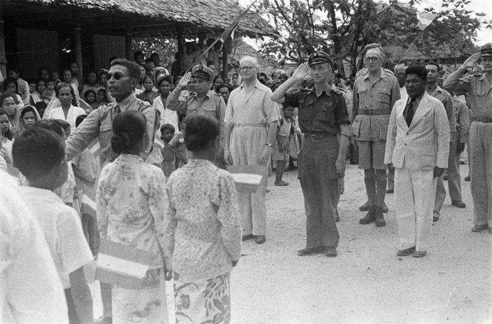 Ambon. Ontvangst mohammedaanse negorij. Dr. C.P.M. Romme in licht overhemd, wo…, Bestanddeelnr 138-5-3