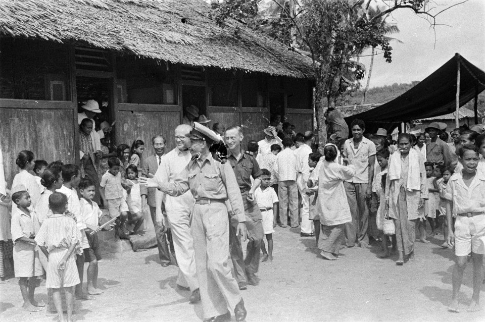 Ambon. Ontvangst christelijke negorij. Dr. C.P.M. Romme in licht overhemd, samen, Bestanddeelnr 138-4-5