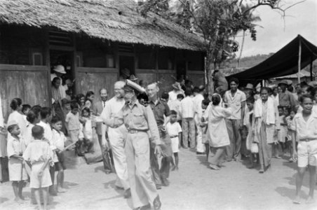 Ambon. Ontvangst christelijke negorij. Dr. C.P.M. Romme in licht overhemd, samen, Bestanddeelnr 138-4-5